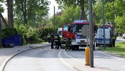 Śmierć trzech osób w Wilanowie. Bmw spłonęło po uderzeniu w drzewo