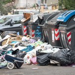 Śmierdzący problem w Edynburgu. Śmieci piętrzą się na ulicach