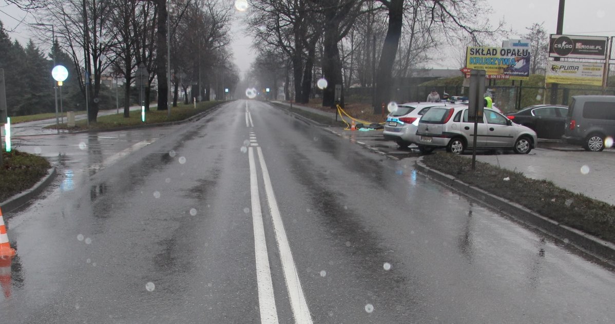 Śmiertelne potrącenie w Brzeszczach. Pod kołami Citroena zginał 55-letni pieszy. /Policja