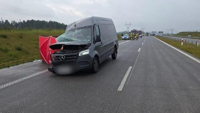 Śmiertelny wypadek. Bus zderzył się z lawetą 