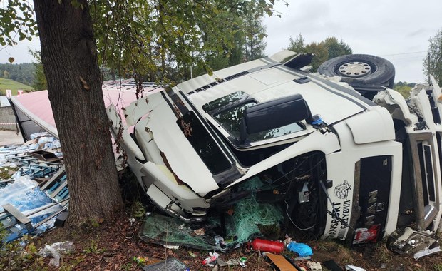 Śmiertelny wypadek koło Nowego Sącza. Na jezdni setki butelek 