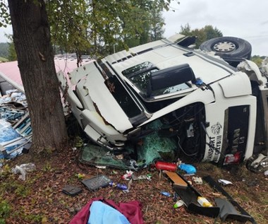 Śmiertelny wypadek koło Nowego Sącza. Na jezdni setki butelek 