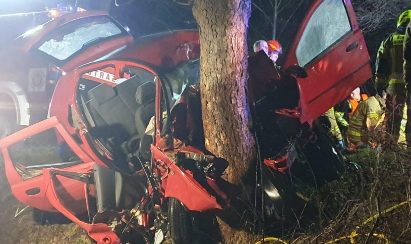 Śmiertelny wypadek koło Tarnowa. Auto uderzyło w drzewo