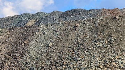 Śmiertelny wypadek na hałdzie. Mężczyzna przygnieciony przez ciężarówkę 