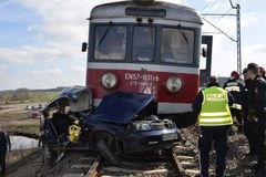 Śmiertelny wypadek na przejeździe. "Auto zostało wprasowane pod lokomotywę"