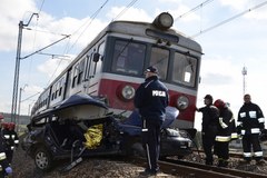 Śmiertelny wypadek na przejeździe. "Auto zostało wprasowane pod lokomotywę"