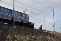 Śmiertelny wypadek na przejeździe. "Auto zostało wprasowane pod lokomotywę"