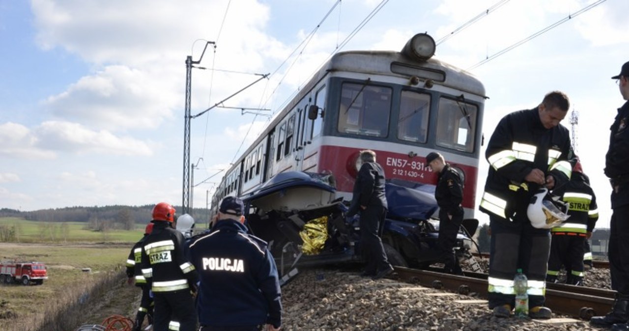 Śmiertelny wypadek na przejeździe. "Auto zostało wprasowane pod lokomotywę"