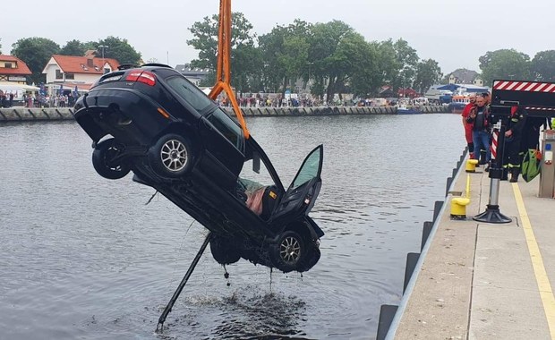 Śmiertelny wypadek w Mrzeżynie. Samochód wjechał do kanału portowego