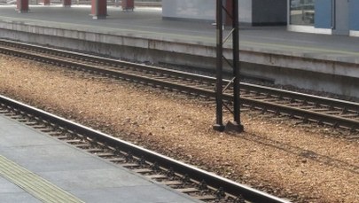 Śmiertelny wypadek w rejonie stacji kolejowej. Pociąg potrącił pieszego