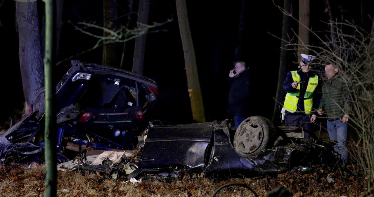 Śmiertelny wypadek w w Jawiszowicach - Mercedes rozpadł się na dwie części /Zbigniew Meissner /PAP