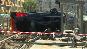 Śmiertelny wypadek we Wrocławiu. Auto uderzyło w przystanek 