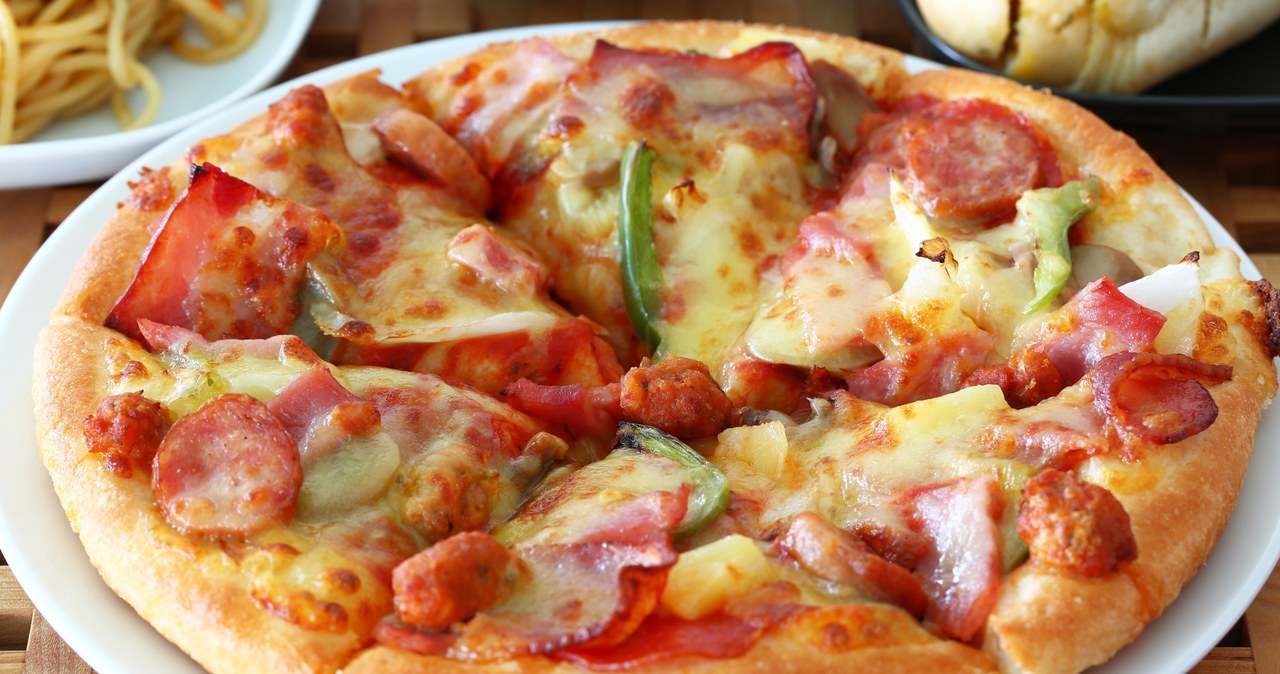 Śmietanowa pizza z szynką /123RF/PICSEL