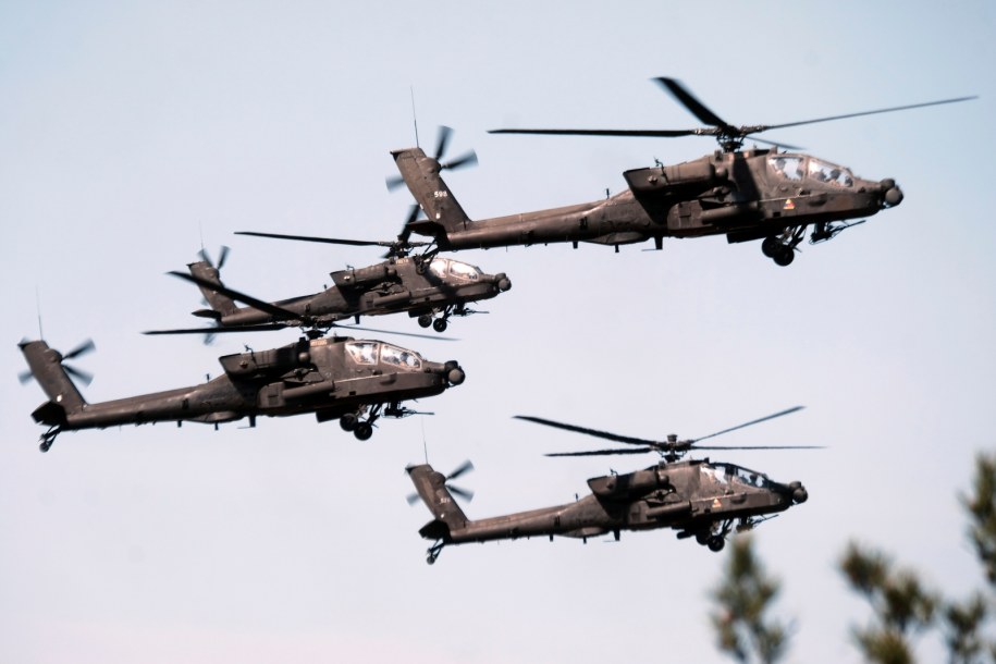 Śmigłowce Apache AH-64D /PAP/EPA/VALDA KALNINA /PAP/EPA