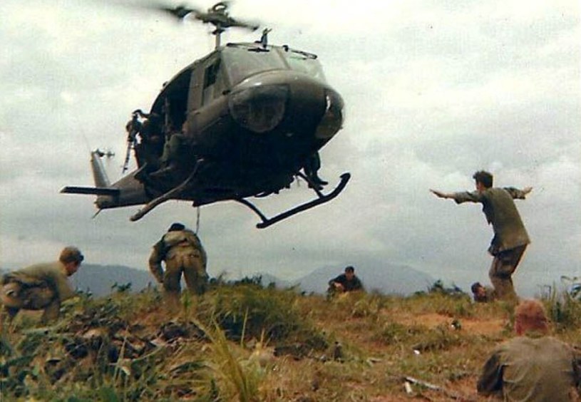 Śmigłowce UH-1 stały się sławne po służbie w Wietnamie /US Army /domena publiczna