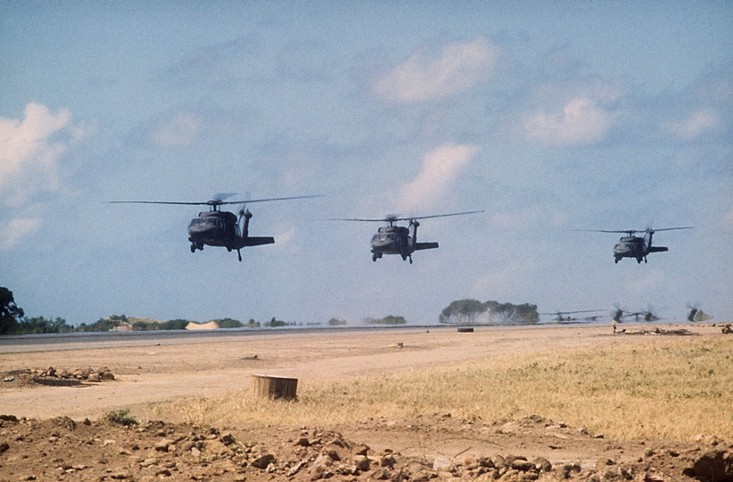 Śmigłowce UH-60 są używane przez Amerykanów od lat. Tutaj nad Grenadą w 1983 roku /INTERIA.PL/materiały prasowe