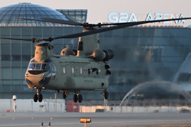 Śmigłowiec armii amerykańskiej CH-47 Chinook nad lotniskiem w podrzeszowskiej Jasionce, zdj. z wczoraj /	Darek Delmanowicz   /PAP