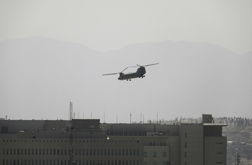 Śmigłowiec Chinook ląduje na dachu ambasady USA w Kabulu /AP/Associated Press /East News