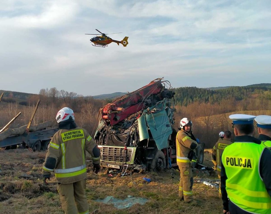 Śmigłowiec LPR zabrał kierowcę ciężarówki do szpitala w Rzeszowie /KMP Przemyśl /Policja