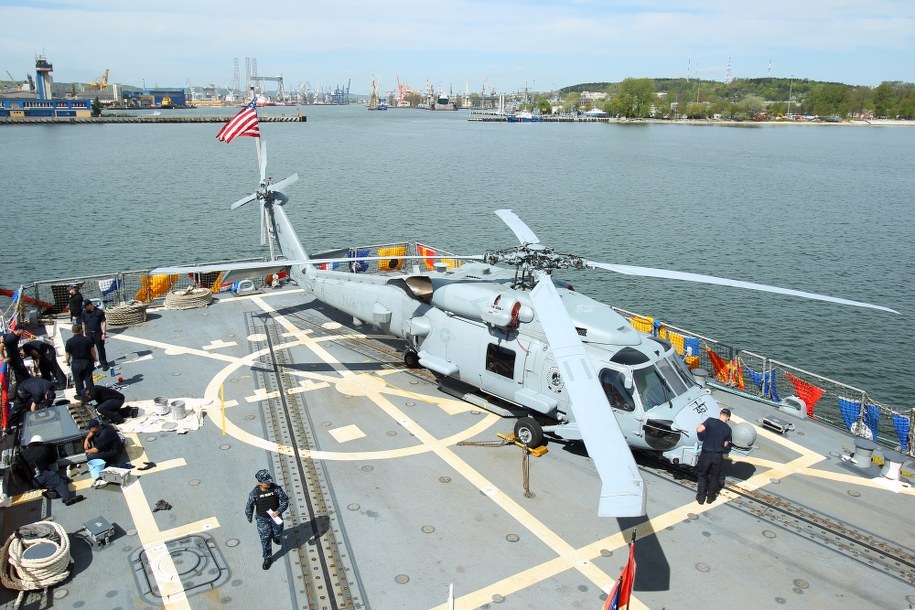 Śmigłowiec Sikorsky SH-60 Seahawk na pokładzie USS Jason Dunham /Piotr Wittman /PAP
