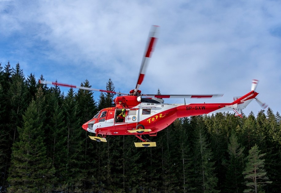 Śmigłowiec TOPR wraca w Tatry po miesięcznym przeglądzie /Shutterstock