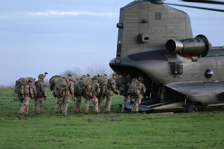 Śmigłowiec transportowy CH-47 Chinook z żołnierzami armii brytyjskiej /Shutterstock