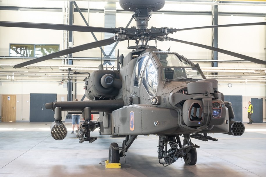 Śmigłowiec uderzeniowy AH-64E Apache zaprezentowany na uroczystości podpisania umowy w Inowrocławiu. /Tytus Żmijewski /PAP