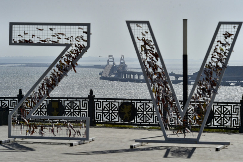 Śmigłowiec zrzucający wodę na most Krymski, widok od strony miasta Kercz. Litery Z i V stały się symbolem rosyjskiego wojska /Associated Press /East News