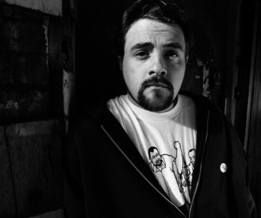 Smith urodził się 2 sierpnia 1970 roku w miejscowości Red Bank, w stanie New Jersey. Wychowany w katolickim domu, z dwojgiem rodzeństwa, był typowym przedstawicielem amerykańskiej klasy średniej. Na dorosłe życie Smitha spory wpływ miał jego ojciec. Smith senior przez lata pracował jako urzędnik pocztowy. Nudna praca, frustracja, rutyna. Smith nie raz widział swojego ojca, z trudem wychodzącego rano do pracy. Dlatego też przysiągł sobie, że jego zawód zawsze będzie dla niego przyjemnością.

W szkole Smith nie był wzorowym uczniem. Jako nastolatek zaczął się jednak pasjonować filmem. Już w liceum szukał okazji, aby "pracować z kamerą" - filmował międzyszkolne mecze koszykówki. Smith od początku był dobrym obserwatorem rzeczywistości, którą potrafił komentować w ironiczny sposób. Swoje obserwacje zapisywał na taśmie filmowej, produkując amatorskie, satyryczno-rozrywkowe programy, stylizowane na słynne amerykańskie talk-shows, jak "Saturday Night Live" i "Late Night with David Letterman".  