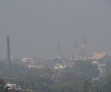 Smog dusi mieszkańców Krakowa. Miasto po 5 dniach przyznaje: Przekroczony 2. stopień alarmowy