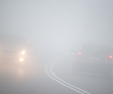 Smog i mgła. Wiesz, na jakich światłach jechać?