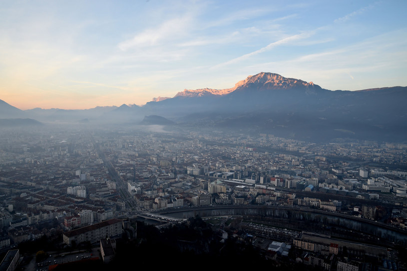 Smog nad Grenoble, 2016 r. /JEAN-PIERRE CLATOT  /AFP