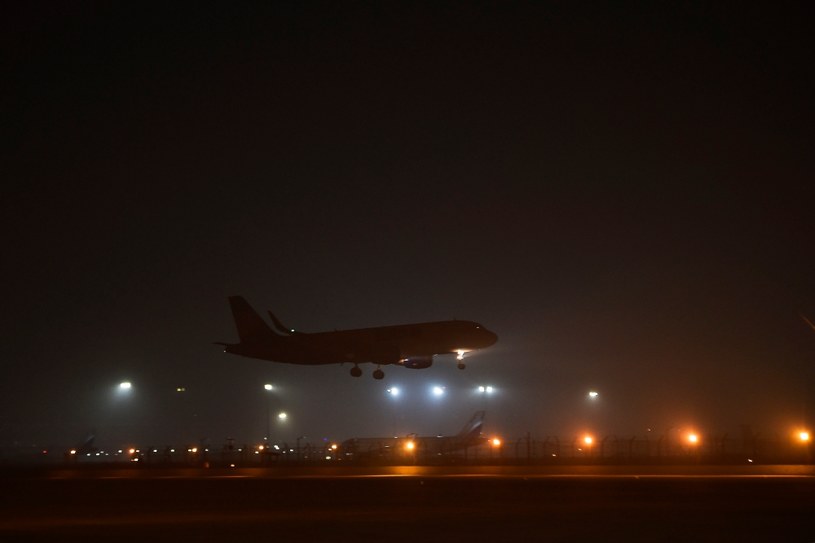 Smog nad lotniskiem w Krakowie /AFP