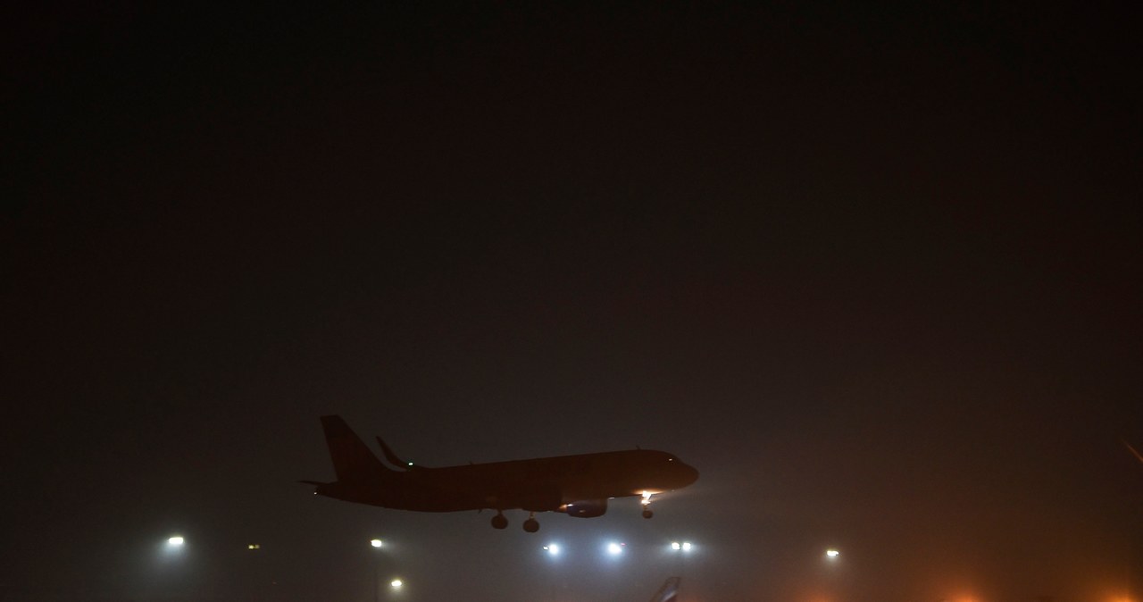 Smog nad lotniskiem w Krakowie /AFP