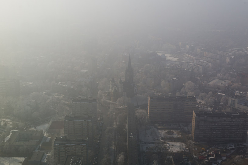 Smog nad Wrocławiem, widok ze Sky Tower - 14.02.2018 /Mateusz Wlodarczyk /FORUM