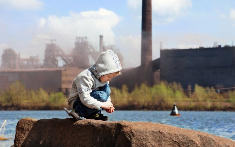 Smog pogarsza zdolności intelektualne dzieci /123RF/PICSEL