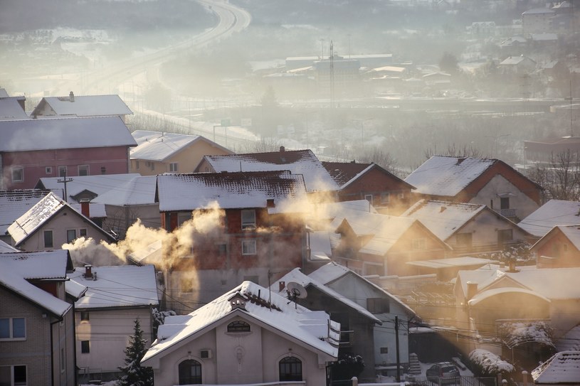 Smog to problem przed wszystkim wsi i małych miasteczek /123RF/PICSEL