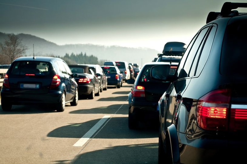 Smog typu Los Angeles wiąże się przede wszystkim z zanieczyszczeniami z aut. Spaliny wchodzą w reakcję ze światłem słonecznym, tworząc szkodliwy ozon. Taki smog jest w dużych polskich miastach, np. w Warszawie /123RF/PICSEL