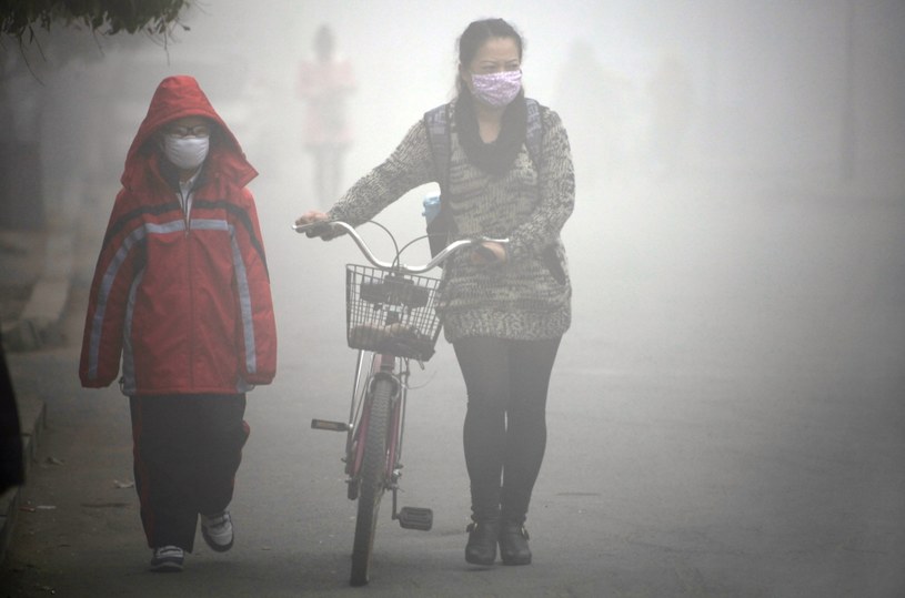 Smog utrudnia życie mieszkańcom /AFP