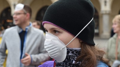 Smog w Krakowie, coraz więcej osób w maseczkach. W sobotę darmowa komunikacja