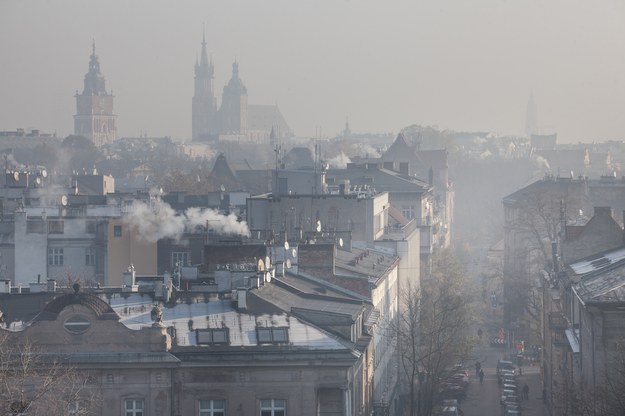 Smog w Krakowie w sezonie grzewczym (zdjęcie archiwalne) /Shutterstock