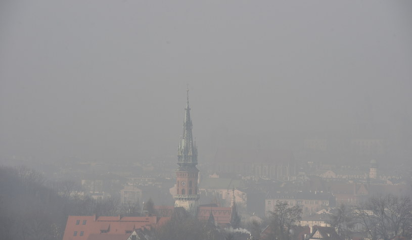 Smog w Krakowie (zdjęcie z 31 stycznia) /Jacek Bednarczyk /PAP
