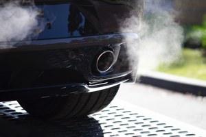 Smog z aut na radarze władz. Które samochody trują najbardziej?