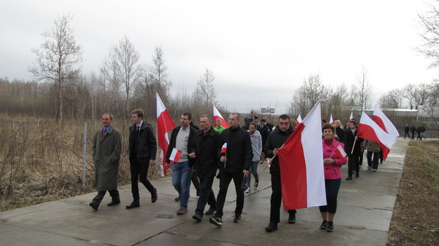 Smoleńsk miejsce katastrofy: Z flagami idą przedstawiciele Polonii z Moskwy i Smoleńska /Przemysław Marzec /RMF FM