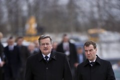 Smoleńsk: Prezydenci złożyli kwiaty pod brzozą