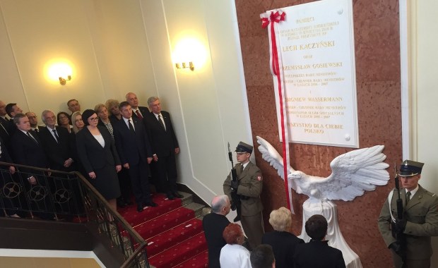 Smoleńska tablica w KPRM bez Jarugi-Nowackiej. Gliński: To niezręczność