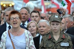 Smoleński marsz pamięci przeszedł przed Pałac Prezydencki