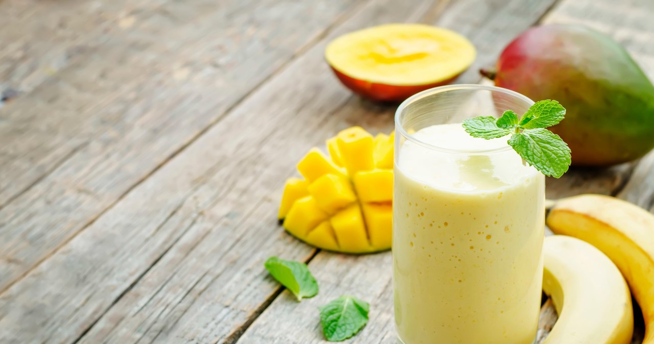 Smoothie na bazie świeżych warzyw i owoców zbawiennie wpływają na układ pokarmowy /123RF/PICSEL