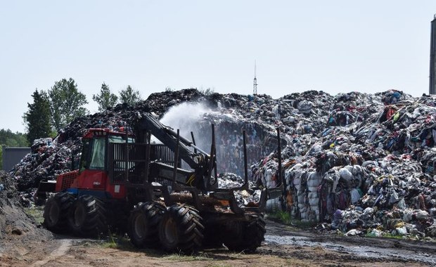 Smród, fetor, realne zagrożenie. Odpady w Kamieńcu najpierw płonęły, teraz gniją