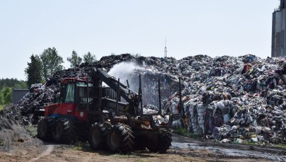 Smród, fetor, realne zagrożenie. Odpady w Kamieńcu najpierw płonęły, teraz gniją